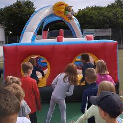 Andrang beim Hindernisparcour